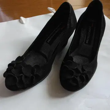 COMPETITION 블랙 플라워 스웨이드 웨지힐 신발 22.5cm