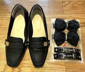 randa 블랙 로퍼 골드 컬러 버튼