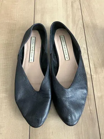 ZARA 블랙 가죽 플랫슈즈 37