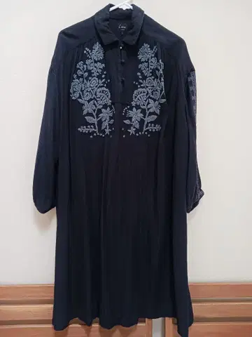 Lene 카로차 꽃무늬 자수 플레어 셔츠 원피스