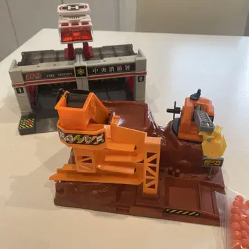 토미카 소방서와 건설 현장 세트