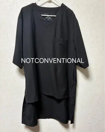 NOT CONVENTIONAL 블랙 V넥 셔츠