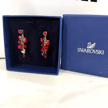 새상품급 Swarovski 헬로키티 콜라보 레드 크리스탈 귀걸이