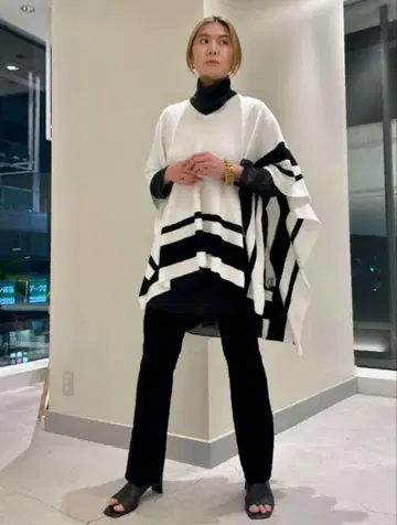 루피 루 빌스 스트레치 니트 판초 화이트 보더