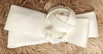 화이트 리본 헤어 액세서리