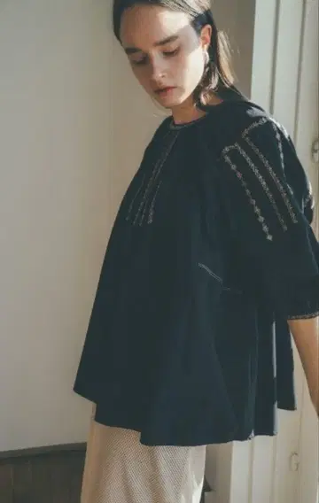 CLANE SMOCK EMBROIDERY PUFF TOPS 블랙