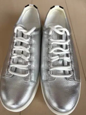 아네스베 실버 스니커즈 22.5cm