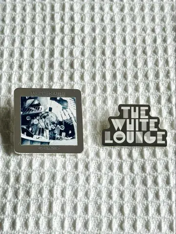 미세스 The White Lounge 핀 배지 세트