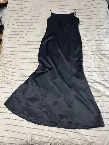 블랙 롱 슬립 드레스 플레어 밑단 슬릿 포함