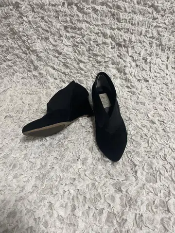 어바브앤비욘드 블랙 V컷 웨지힐 부티