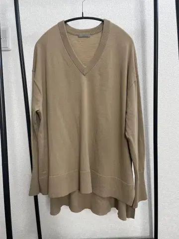 theory luxe 카멜 V넥 긴팔 니트