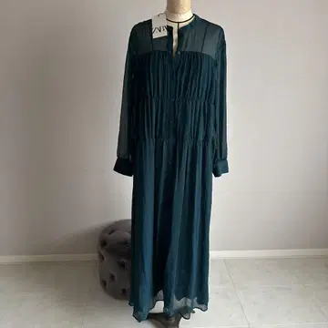 짙은 그린 컬러의 긴팔 롱 원피스 ZARA