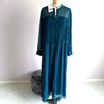 짙은 그린 컬러의 긴팔 롱 원피스 ZARA