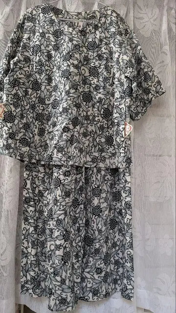 꽃무늬 프린트 셋업 ( 화이트 x 블랙 )