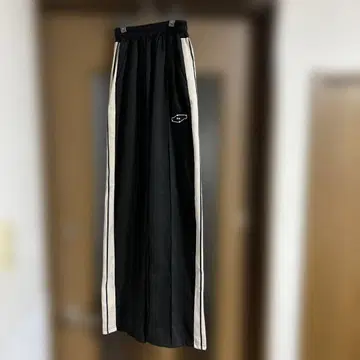 블랙 사이드 스트라이프 와이드 팬츠