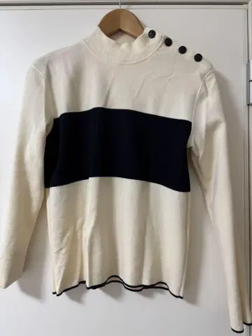 MACPHEE 버튼 포함 하이넥 스웨터