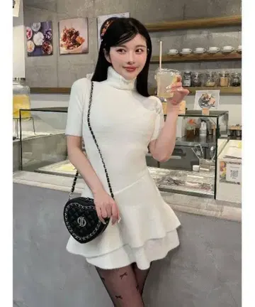 아이보리 하이넥 프릴 미니 원피스