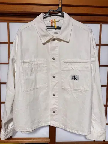 Calvin Klein 화이트 셔츠 자켓