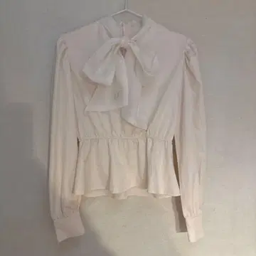 TITTY&CO. 아이보리 로고 자수 페플럼 리본 블라우스