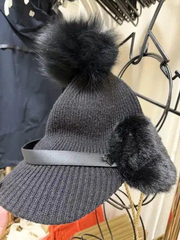 DESCENTE 블랙 폼폼 포함 니트 모자