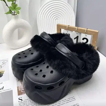 퍼 달린 블랙 클로그 샌들
