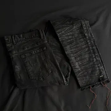 Mr.Completely black coating denim jeans