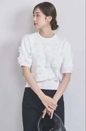 3D 플라워 모티브 숏 슬리브 니트