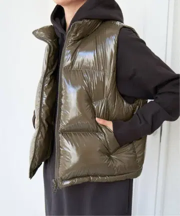 Spick and Span 글로시 다운 베스트 카키