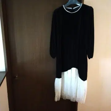 블랙 벨로아와 화이트 레이스(스팽글 포함) 비대칭 원피스 파티