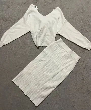 화이트 V넥 셋업