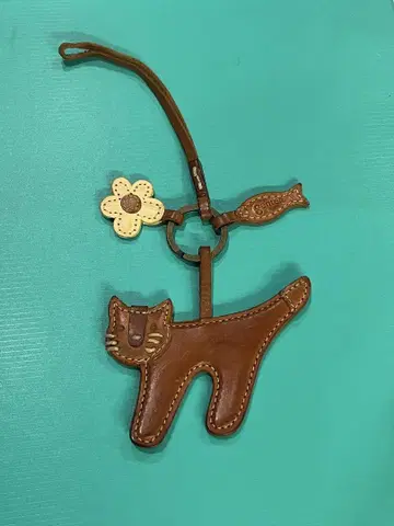 [ Genten 겐텐 ] 고양이 모양 가죽 키링 꽃과 물고기 포함