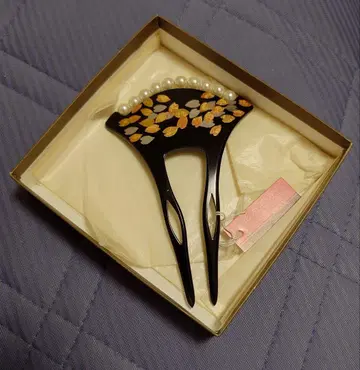 블랙 컬러 헤어콤 금은잎과 펄 장식