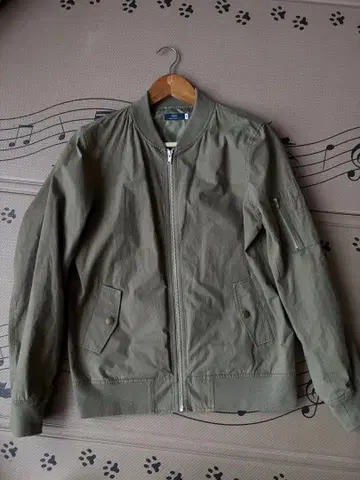 MA-1 스타일 올리브 그린 자켓