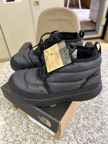 THE NORTH FACE Nuptse Chukka 23cm