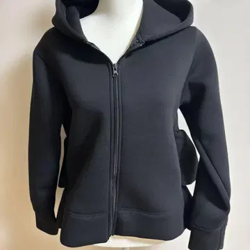 프릴 달린 블랙 후드티