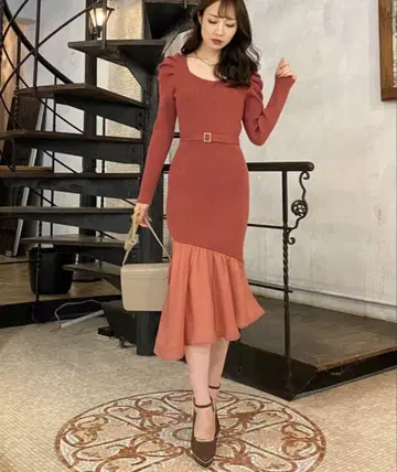 립 서비스 사이드 슬릿 시어 헤임 니트 원피스