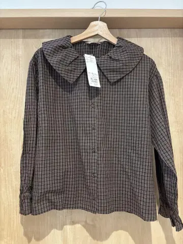 브라운 계열 체크 무늬 큰 옷깃 셔츠