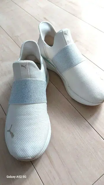 Puma 슬립온 스니커즈 화이트 베이지 소프트라이드 라메 밴딩
