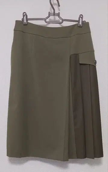 DAMA Collection 올리브 그린 플리츠 무릎 기장 스커트