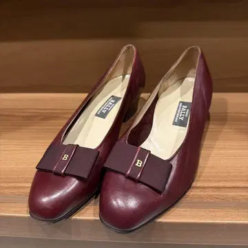 BALLY 와인 레드 리본 포함 펌프스