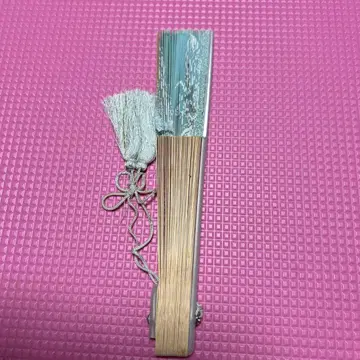파란색과 화이트 컬러 꽃무늬 자수 부채