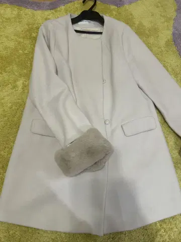 내추럴 뷰티 베이직 퍼 라이트 그레이 롱 코트