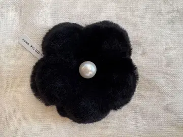TO BE CHIC 블랙 퍼 코사지