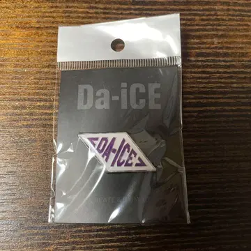 미개봉 새상품 Da-iCE FJ 콜라보 핀 배지 화이트 x 퍼플 다이스