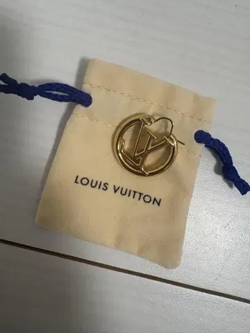 VUITTON 귀걸이 한쪽만
