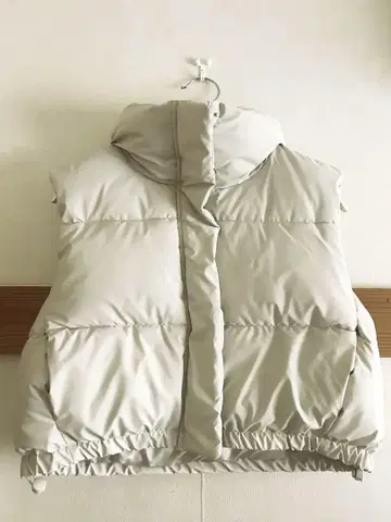 ZARA 크롭 러버 피니시 베스트 라이트 그레이