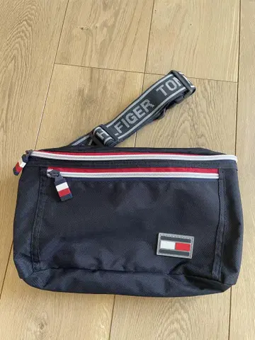 Tommy Hilfiger 블랙 바디백
