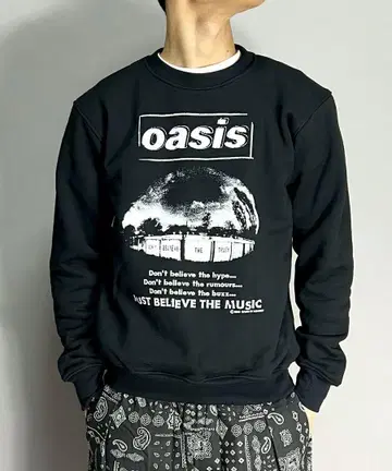 oasis 블랙 크루넥 긴팔 맨투맨