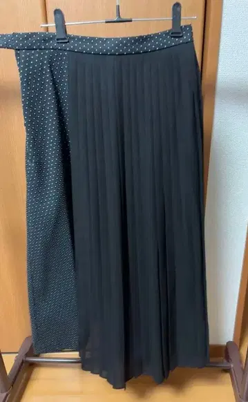 [ VINCA TOKYO ] 블랙 도트 무늬 플리츠 스커트