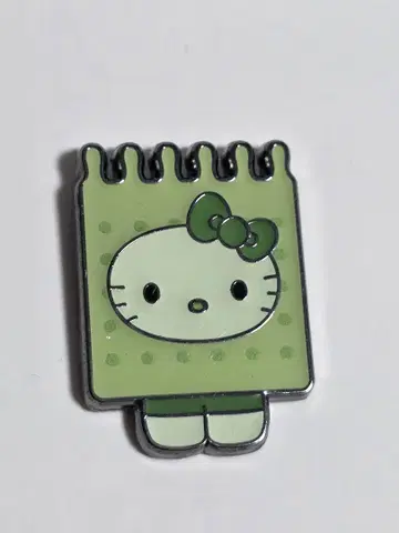 헬로키티 그린 컬러 핀 배지